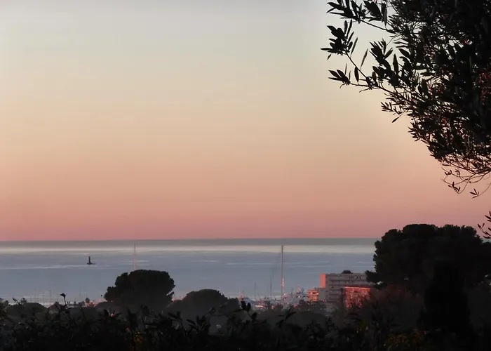 Dans La Cypra Alojamento de Acomodação e Pequeno-almoço Antibes