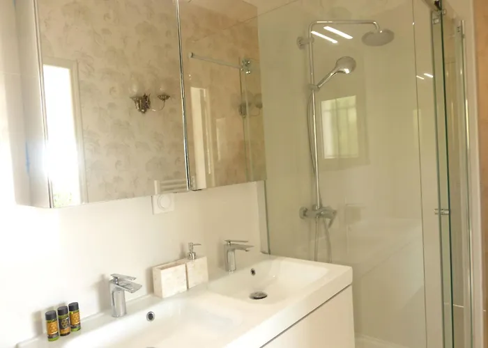 Dans La Cypra Bed & Breakfast Antibes